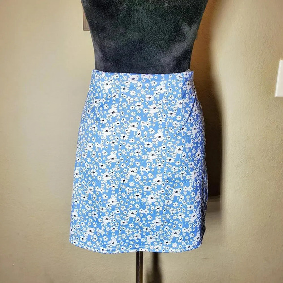 ROMWE Blue Floral Women's Mini Skirt Size 6 Medium - Picture 3 of 12